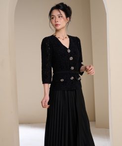 VÁY REN ĐEN CỔ V CHÂN VÁY XẾP LY ĐÍNH HOA ĐÁ KÈM BELL